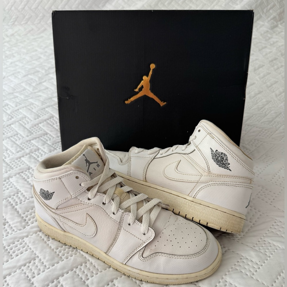 Nike Air Jordan 1 Mid Activewear Sneakers White Size 7Y Unisex Lady 8.5